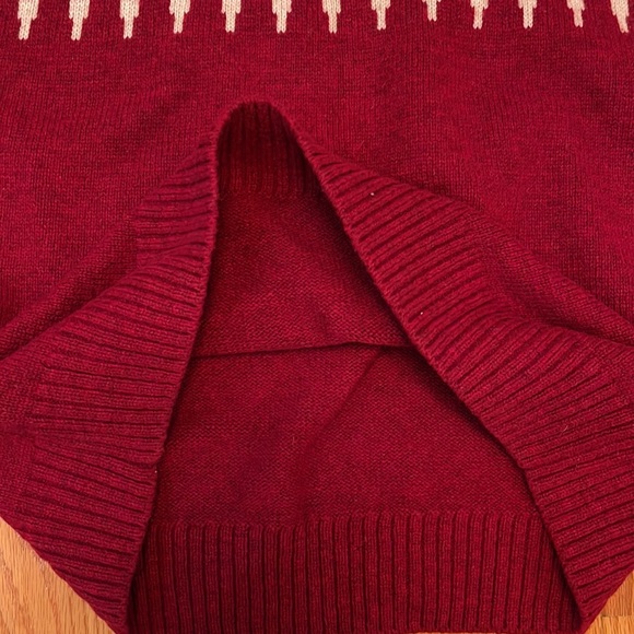 NWT H&M Men's Red Abstract Crewneck Sweater - Great for Fall, Winter, Holidays - Picture 5 of 10